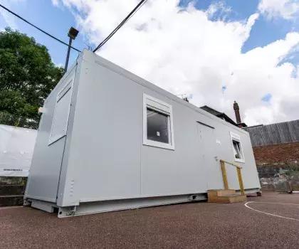 https://www.algeco.co.uk/sites/default/files/styles/hero_xs/public/2022-10/monobloc-portable-cabins.jpg.jpg?itok=y2tXQuem